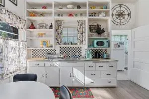 Downtown Urban Flat - close to SMART Station - Montgomery Village