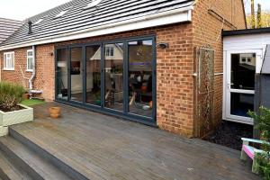 Stunning Bungalow And Views Private Parking for 3 Cars & Tesla Power Point Fee Upon Use