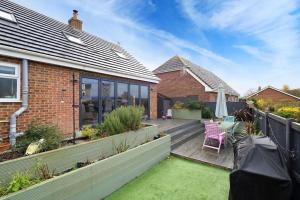 Stunning Bungalow And Views Private Parking for 3 Cars & Tesla Power Point Fee Upon Use