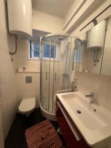 Urban Apartment Split- Free parking