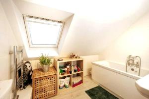 Stunning Bungalow And Views Private Parking for 3 Cars & Tesla Power Point Fee Upon Use