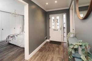 Stunning Bungalow And Views Private Parking for 3 Cars & Tesla Power Point Fee Upon Use