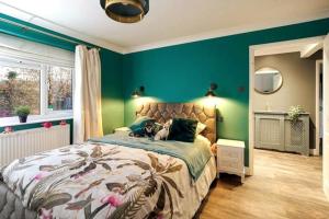 Stunning Bungalow And Views Private Parking for 3 Cars & Tesla Power Point Fee Upon Use