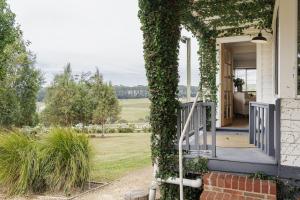 Serenity in Red Hill - Winery Bliss & Coastal Beauty