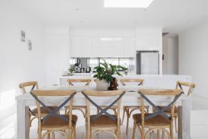 Helm House - A Contemporary Coastal Group Retreat