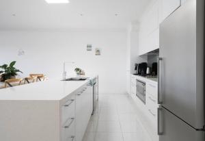 Helm House - A Contemporary Coastal Group Retreat