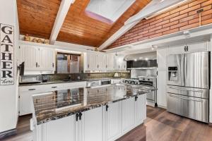 Mountain Top Luxury Red Rocks Hot tub Sauna Views