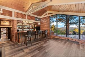 Mountain Top Luxury Red Rocks Hot tub Sauna Views