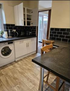 JAH Lodge 2 4BED SERVICE APARTMENT BRIST-OL LOW COST WEEKLY MONTHLY STAYS FOR GROUPS CONTRACTORS STUDENTS FAMILY STAYS