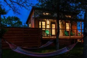 Bluebonnet Waterfront Cottage with Hot Tub - Morris Ranch