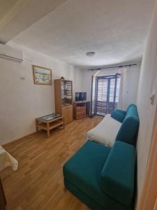 Apartments by the sea Gradac, Makarska - 22460