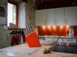 Maisons de vacances Gite Le Brethon, 7 pieces, 12 personnes - FR-1-489-499 : photos des chambres