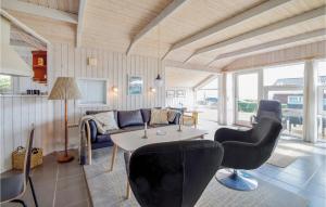 Three-Bedroom Holiday Home In Bjert