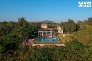 StayVista's The Estate - Luxury Living - Kusur - Mountain-View Villa with Private Pool, Outdoor Jacuzzi & Indoor-Outdoor Activities - Nethersole Dam