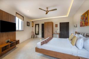 StayVistas Tree House at Sula Wada - Cozy Home with Vintage Charm, Swimming Pool, Indoor Activities