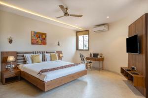 StayVistas Tree House at Sula Wada - Cozy Home with Vintage Charm, Swimming Pool, Indoor Activities