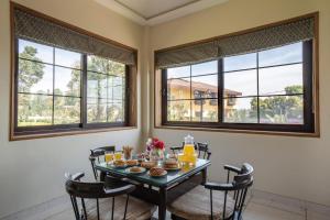 StayVistas Lawn House at Sula Wada - Vintage-Charm Cosy Home with Swimming Pool and Indoor Activities