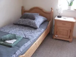 #2 Ruhiges gemütliches Ferienzimmer mit 2 Einzelbetten Gemeinschaftsbad W-Lan Airport nah Late Night Check in Haus Nr 9,5 - Frickenhausen