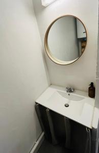 Appartements Les Glycines, charmant studio au calme dans batisse de Maitre proche du centre ville parking gratuit : photos des chambres
