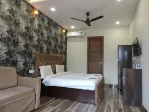 Hotel Tirupati a luxury stay - Rāiwāla