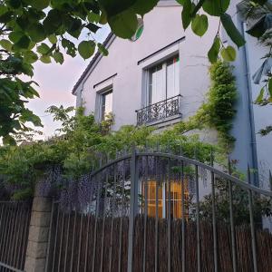 Sejours chez l'habitant Chambre avec mezzanine dans une maison d'artiste : photos des chambres