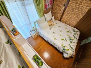 703. Disneyland, direct bus to the airport1minutes walk from the station.