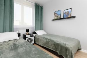 Apartment in Gdańsk with 3 Bedrooms, Furnished Balcony and 2 Desks by Rent like home