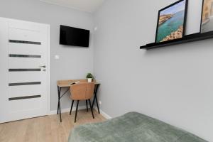 Apartment in Gdańsk with 3 Bedrooms, Furnished Balcony and 2 Desks by Rent like home