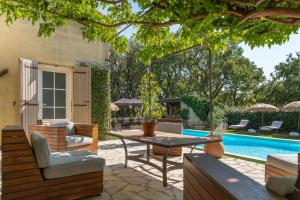 Provencal bastide with heated pool near Alpilles and Luberon