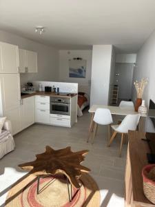 Sur la plage avec vue plongeante sur la mer