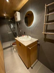 LIllaz - 4 bedrooms, log fire