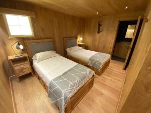 LIllaz - 4 bedrooms, log fire