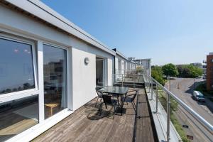 Stylish 2 Bed Apartment in Crawley - Sleeps 5