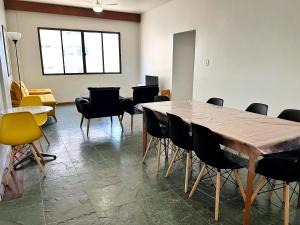 Apartamento 4 quartos, 3 banheiros, vista para o mar Pitangueiras, sacada, 1 vaga de garagem, apenas 50 metros do mar