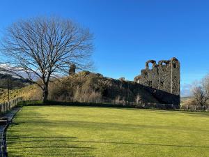 Beech Cottage with Clun Castle View