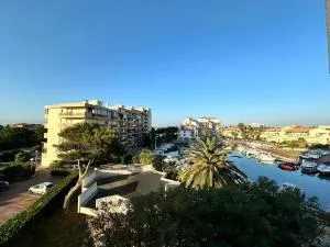 Appartement studio vue sur la Marina - 卡内普拉日