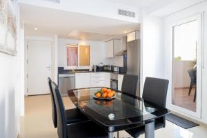 Victoria Sunny flat with sea and pool view