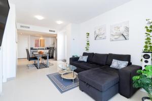 Victoria Sunny flat with sea and pool view