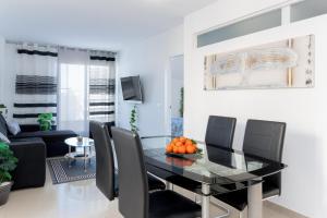 Victoria Sunny flat with sea and pool view