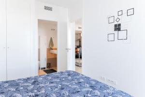 Victoria Sunny flat with sea and pool view