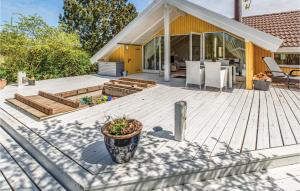 Three-Bedroom Holiday Home In Skalskor