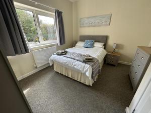 Tyr Ardd - An immaculate 2 bedroom bungalow close to the beach