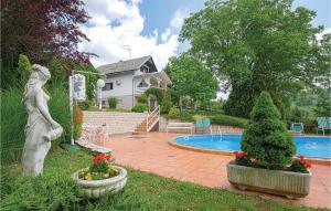 Holiday Home With Pool Near Varaå¾Din