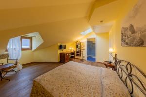 Double or Twin Room with Lake View - Attic room in La Darsena