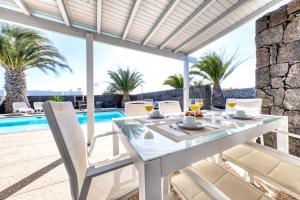 Blue Waves House - Heated Pool, BBQ and Bicycles By Lanzarote Vacation Homes