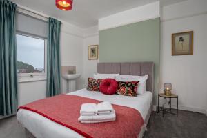 Kitson House - Sea Views, 1 min Walk to Harbour