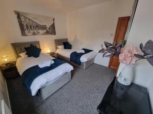 Cute Cottage in Egham Heathrow- 7 Guests 3 bedrooms