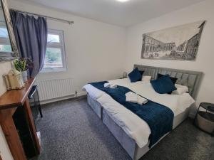 Cute Cottage in Egham Heathrow- 7 Guests 3 bedrooms