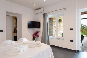 White and black Suites Triple