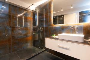 White and black Suites Triple